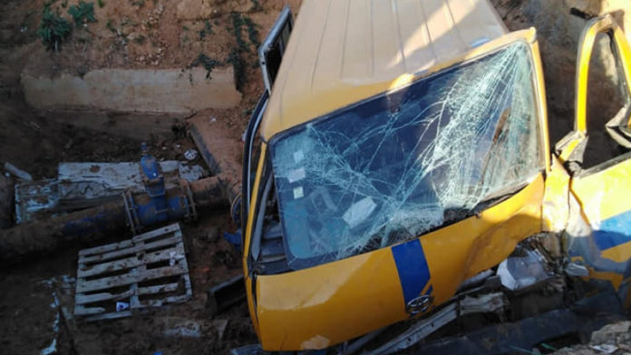 Un taxi collectif fait une chute dans un trou laissé par la SONEDE