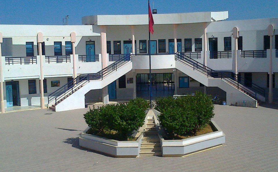 Cour_du_lycée_pilote_de_Sousse~2
