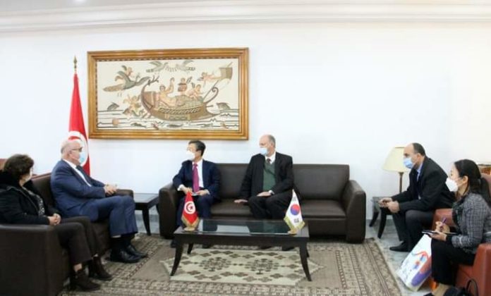 La Tunisie reçoit un don coréen de trois unités mobiles de dépistage rapide du Covid-19