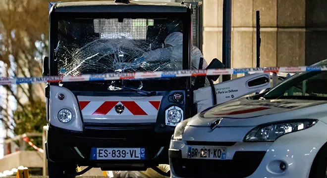 paris-une-camionnette-percute-des-pietons-un-mort-et-un-blesse