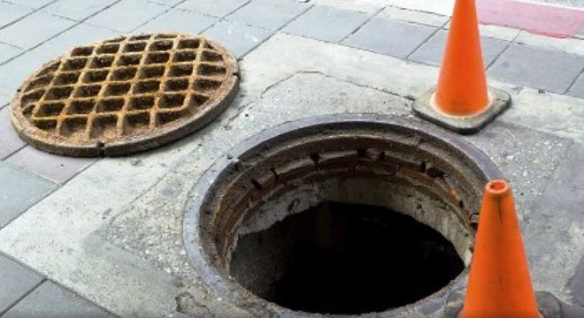 une-fillette-meurt-apres-sa-chute-dans-une-bouche-degout