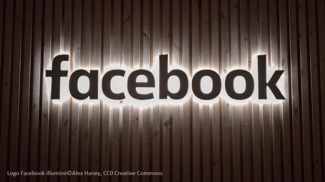 mur-facebook-Logo Facebook illuminé-Alex Haney- CC0 Creative Commons-
