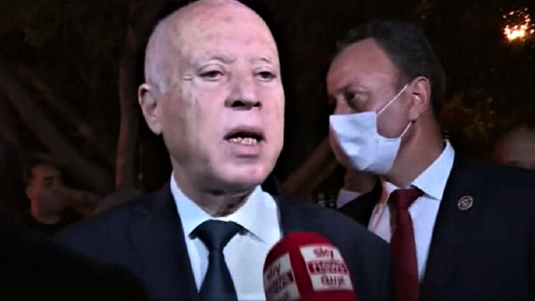 الرئيس التونسي متحدثا إلى موفد سكاي نيوز عربية في تونس-02