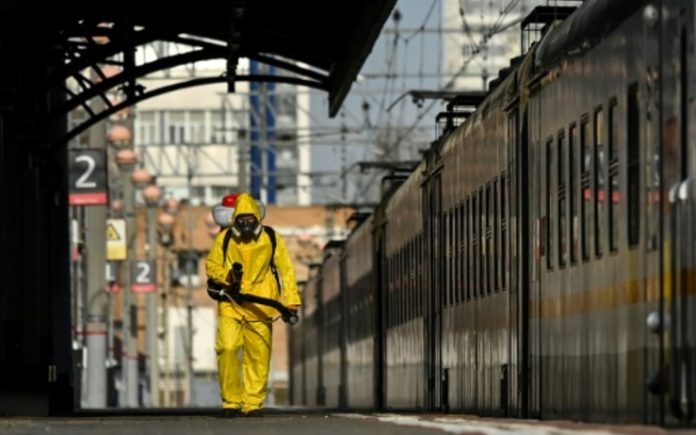 En pleine flambée de covid, Moscou ferme ses services non essentiels