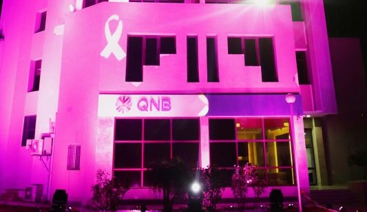 QNB participe à la campagne de sensibilisation à l’importance du dépistage précoce pour prévenir le cancer du sein