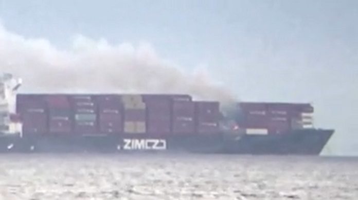 Un incendie ravage des conteneurs de cargos au large de la Colombie-Britannique