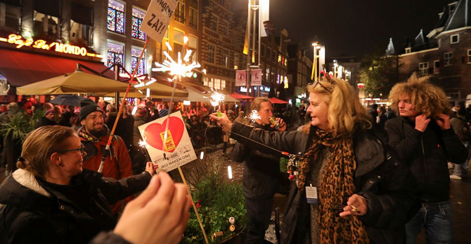 Une troisième nuit d'émeutes éclate à cause des règles néerlandaises sur le Covid-19