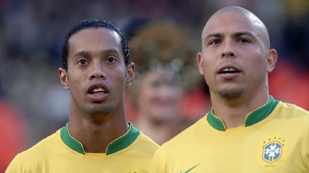 -Ronaldo (à droite) aux côtés de Ronaldinho (à gauche)