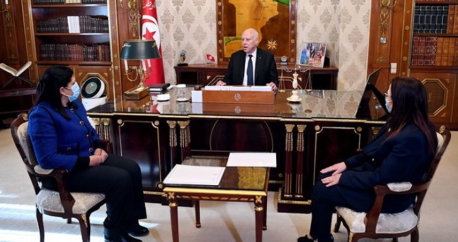 Kais Saïed confère avec les ministres des Finances et du Commerce et recommande le versement des salaires dans les délais
