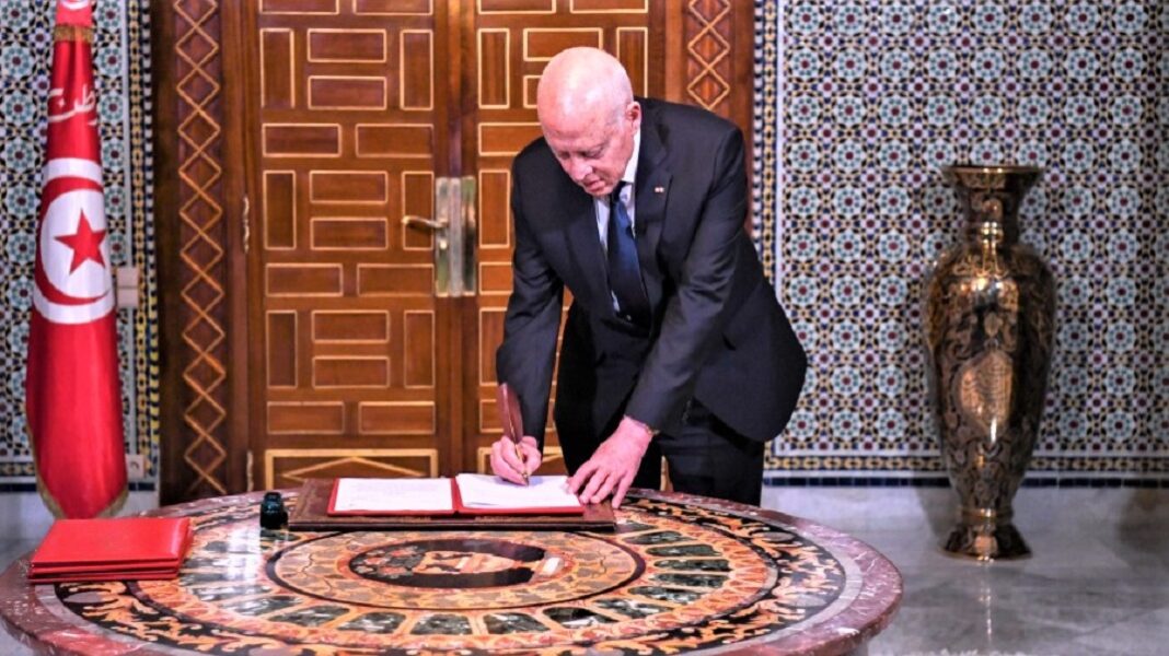 -Kais Saïed paraphe 3 décrets présidentiels sur la même table utilisée pour la signature de l'accord de protectorat de 1881