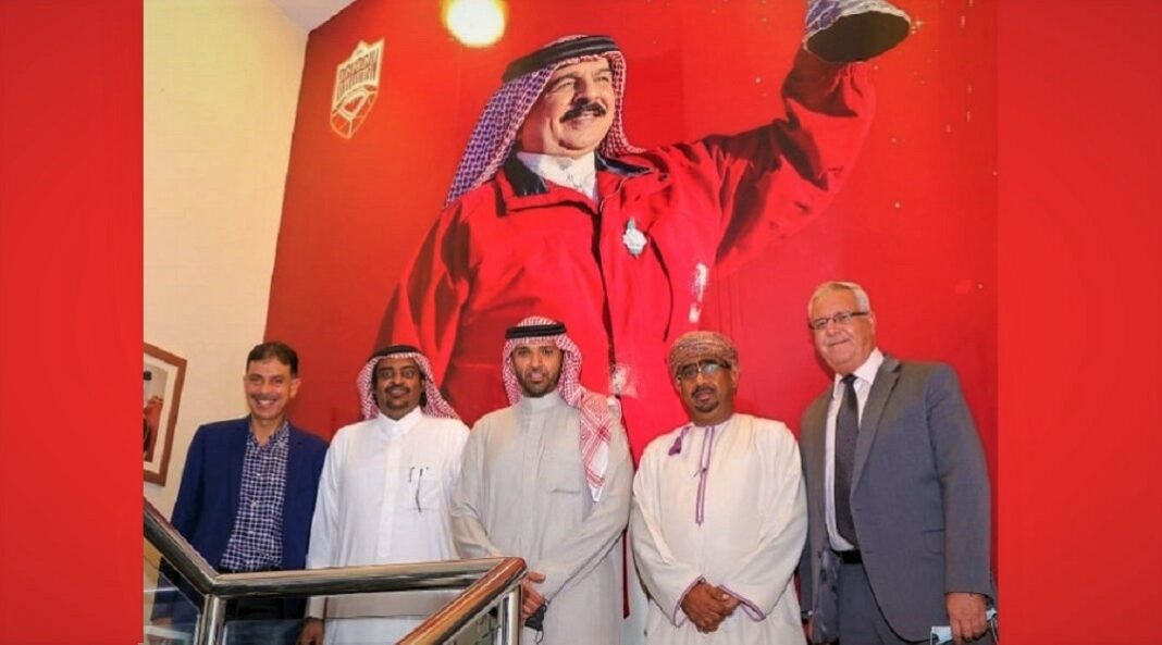 Le président de la fédération de football du Bahreïn reçoit les hôtes de la finale de la Coupe du Roi-02