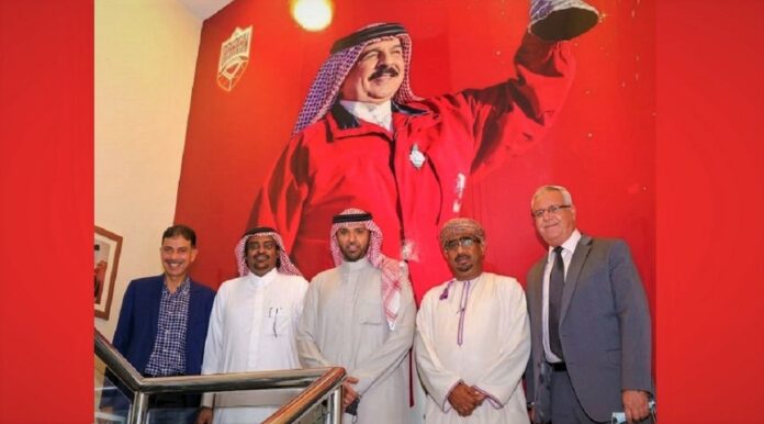 Le président de la fédération de football du Bahreïn reçoit les hôtes de la finale de la Coupe du Roi