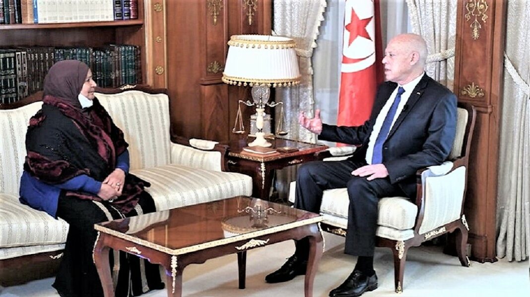 kais-saied-recoit-zina-kochbati-vendeuse-ambulante-de-pain-nous-sommes-du-cote-des-pauvres-et-contre-ceux-qui-les-affament