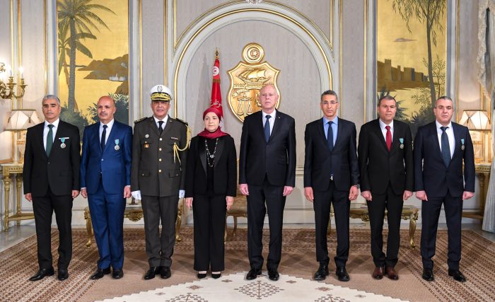 Kais Saïed décore des cadres sécuritaires
