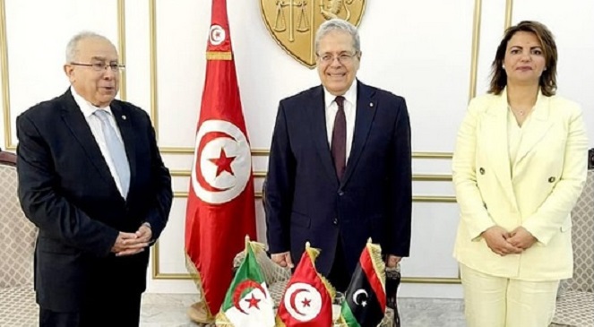Arrivée des ministres des Affaires étrangères algérien et libyen à l’aéroport de Tunis-Carthage