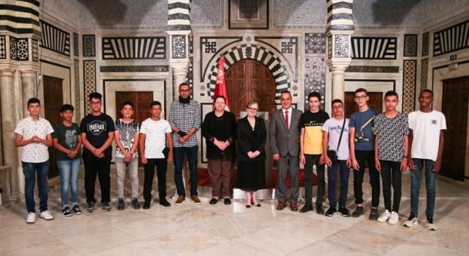 La Cheffe du gouvernement reçoit un groupe d’élèves lauréats du premier prix national en robotique et intelligence artificielle