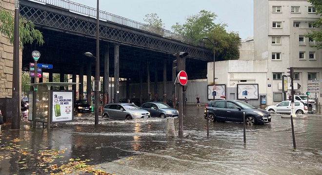 De violentes précipitations inondent rues et stations à Paris