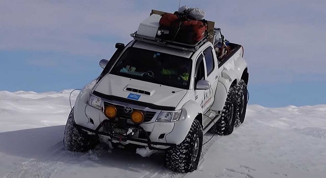 Un Toyota Hilux à six roues conçu pour les situations extrêmes