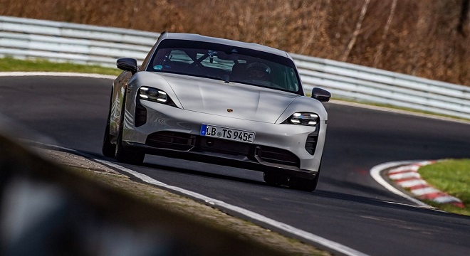 la-porsche-taycan-turbo-s-vole-un-record-de-vitesse-a-la-tesla-model-s-plaidtesla-model-s-plaidporsche-taycan-turbo-s-porsche