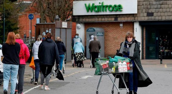 Gaspillage : un supermarché britannique supprime la date de consommation sur 500 produits