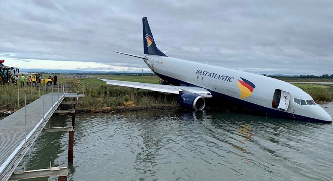 montpellier-un-boeing-737-finit-son-atterrissage-dans-un-etang