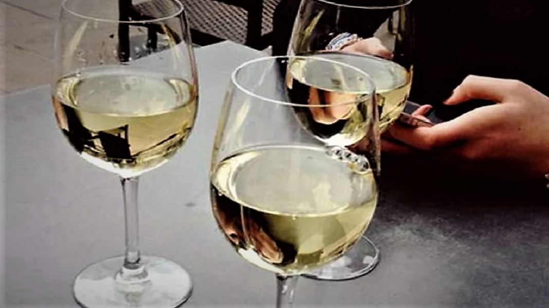 -6-bienfaits-du-vin-blanc-ignores-par-une-majorite-de-consommateurs-a-decouvrir