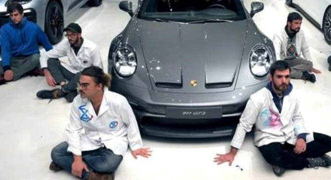 Des écolos prisonniers 42h dans un showroom Porsche sans aller aux toilettes