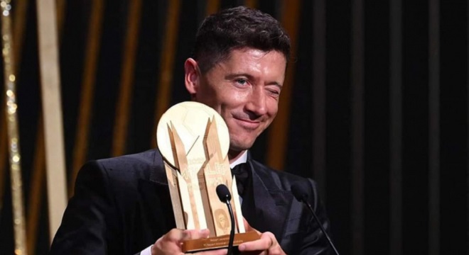 Robert Lewandowski obtient le trophée du meilleur attaquant