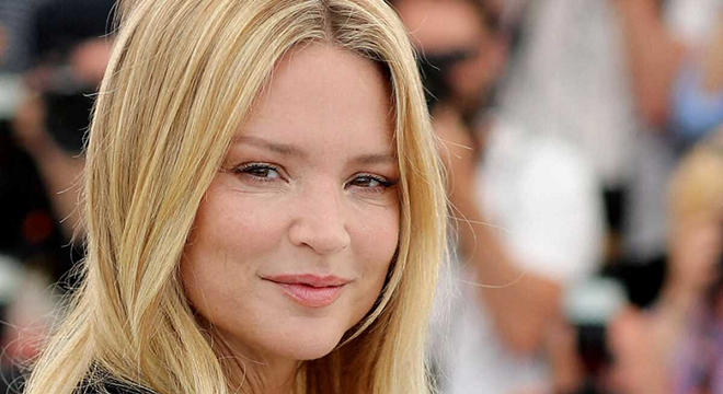 virginie-efira-a-couper-le-souffle-en-dentelle-transparente-de-la-tete-aux-pieds-femme-actuelle-le-mag