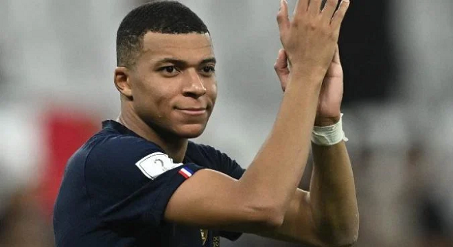 Mbappé confirme officiellement son départ du PSG