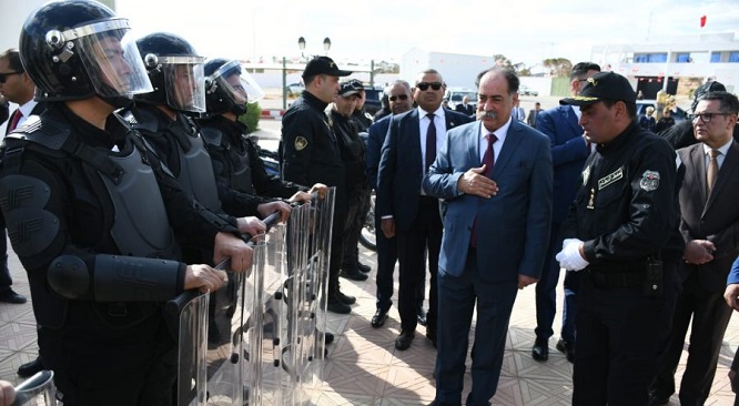 Le ministre de l’Intérieur inspecte les troupes à Sidi Bouzid