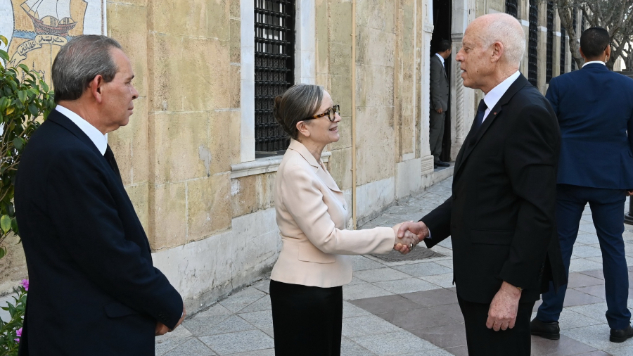 passation_des_pouvoirs_entre_najla_bouden_et_ahemd_hachani_1690985709
