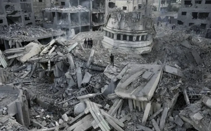 À Gaza, des habitants fouillent les décombres pour s’abriter et gagner leur vie