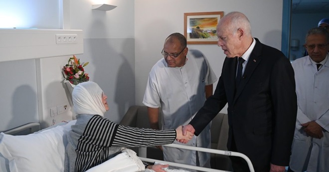 Kais Saïed visite les blessés Palestiniens à leur arrivée en Tunisie