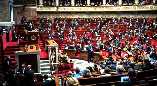 Alerte-info en France… La Loi sur l’immigration largement adoptée par Le Sénat et l’Assemblée Nationale met le feu aux poudres