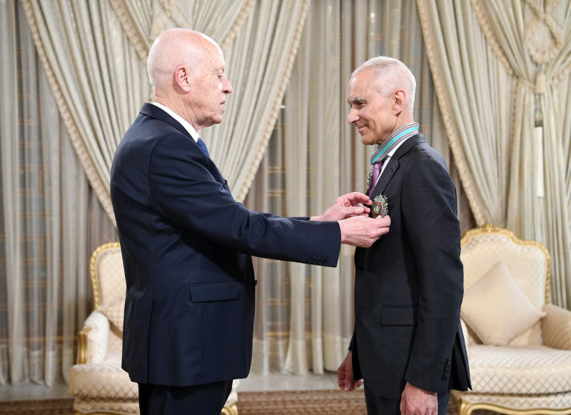 Saïed décore Mongi Bawendi de la médaille de Grand officier