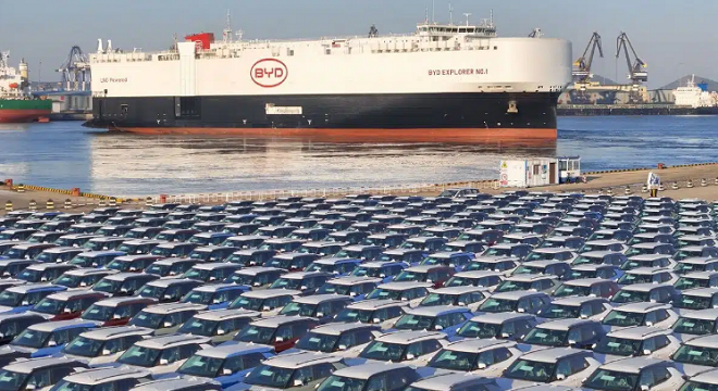 des milliers de voitures moisissent dans les ports européens, elles ne se vendent pas assez