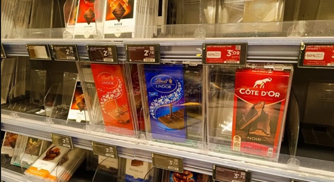En France, des clients choqués de découvrir des tablettes de chocolat protégées par des antivols sur des Rayons Monoprix sous surveillance vidéo