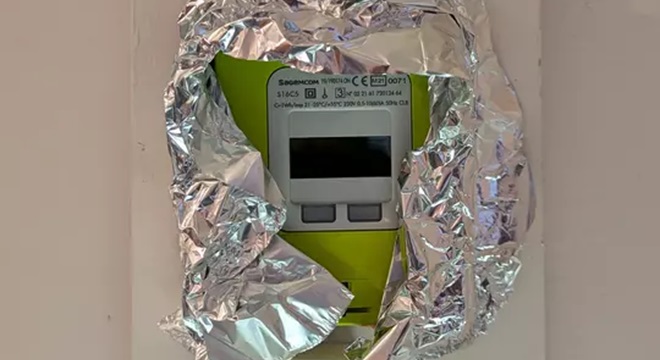 Voici pourquoi de plus en plus de Français entourent leur compteur Linky de papier alu