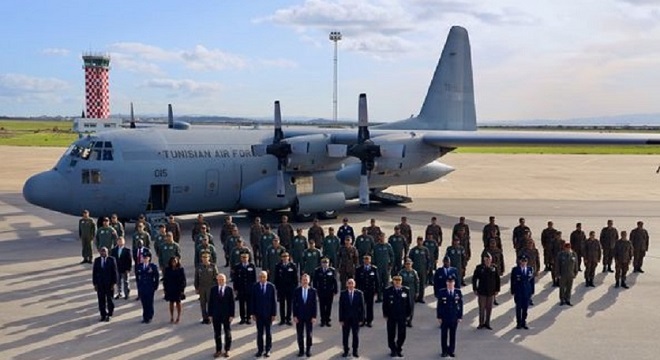 Les États-Unis livrent un avion Hercules C-130H2