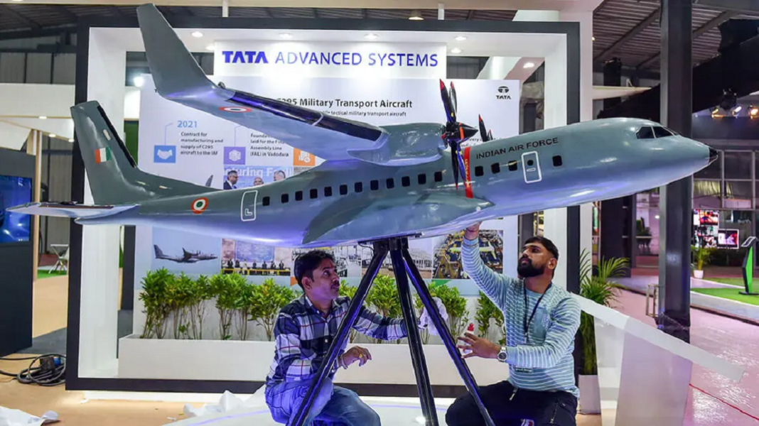 Avion de transport militaire de l'Indian Air Force (IAF) sur un stand de Tata Advanced Systems